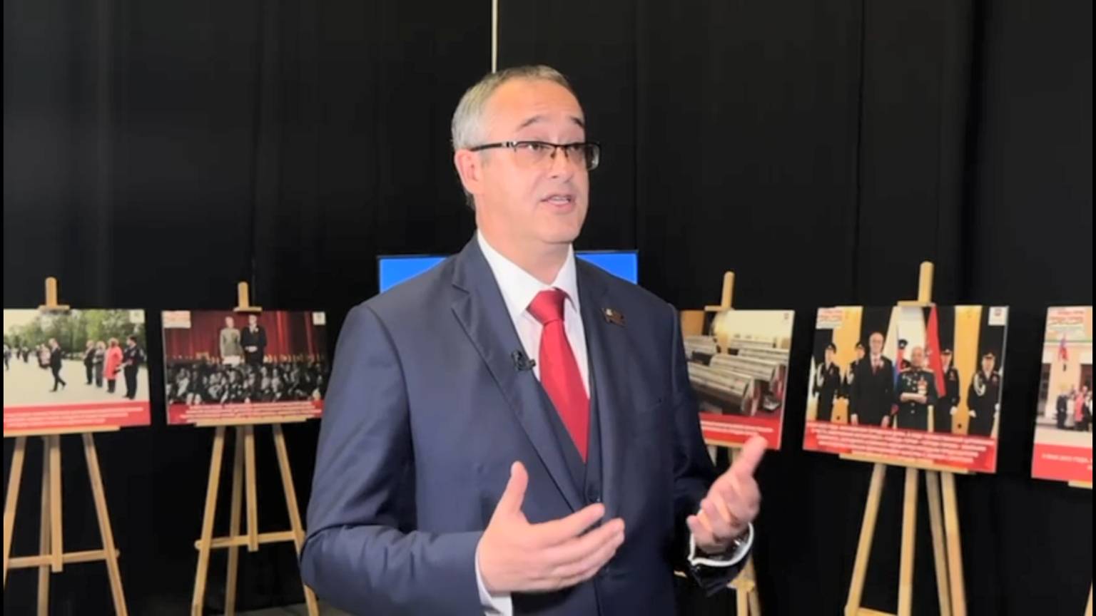 27.06.2025. Алексей Шапошников представил фотоэкспозицию о проекте «Города-герои - города героев»