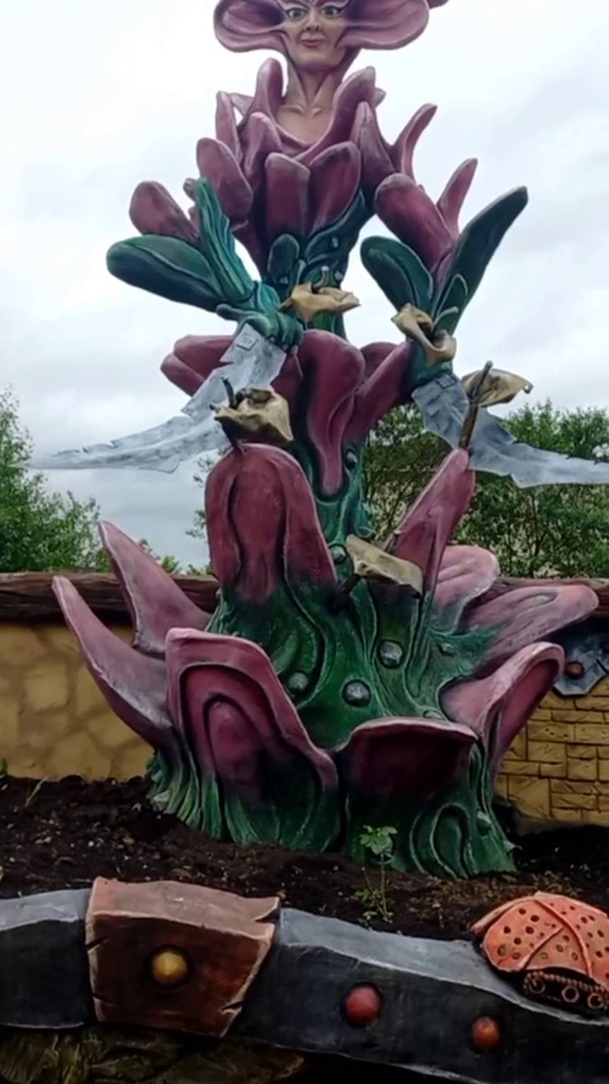 Скульптура розы из  ар бетона. цветник на  даче.