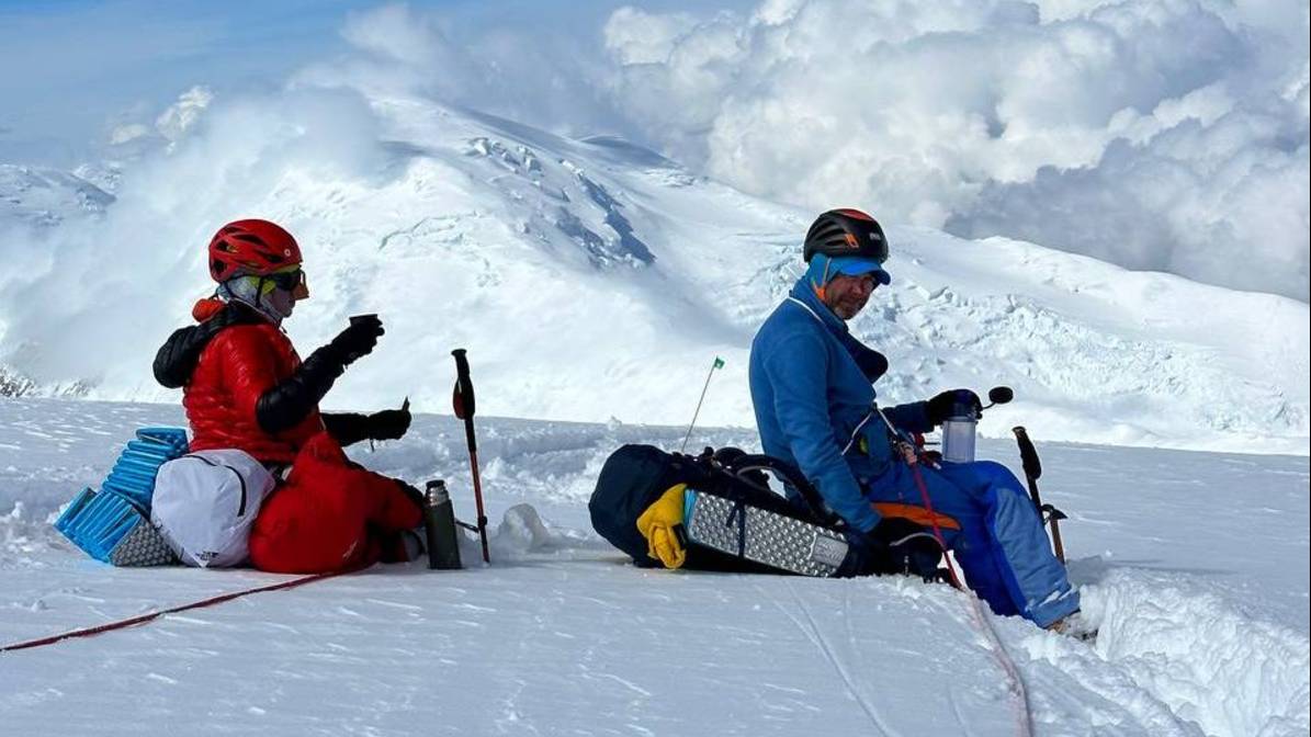 Группа Клуба 7 Вершин «Оранжевые человечки» поднялась в Лагерь Рейнджеров. Фрагмент подъема