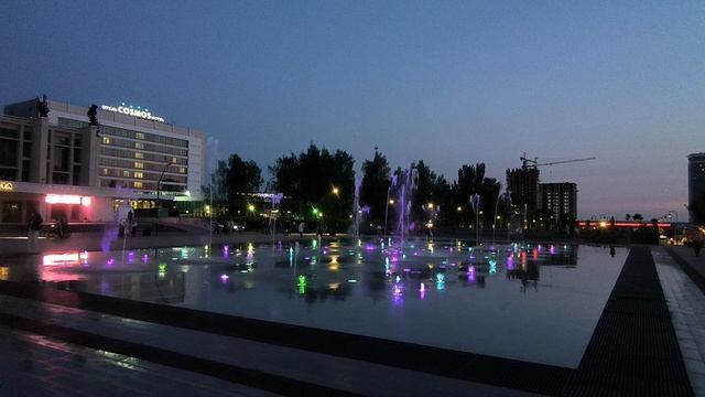 Водно-цветомузыкальная феерия поющие и танцующие фонтаны на центральной площади города Ижевска.