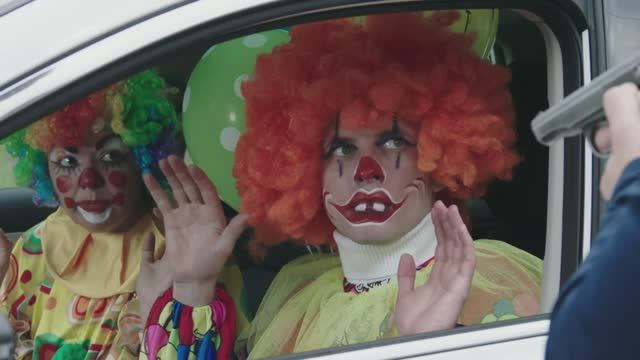 Сериал "След", 32 сезон 37 серия. Впервые получил роль КЛОУНА.