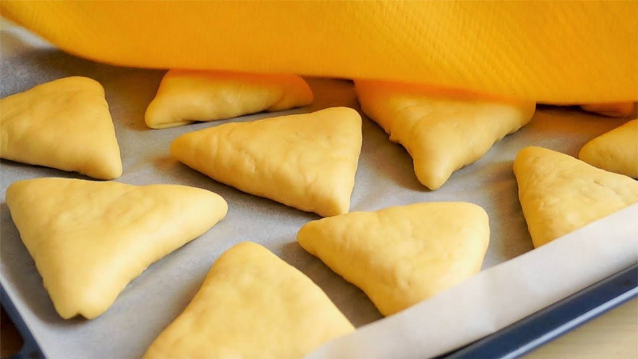 На следующий день они ещё вкуснее. Пирожки как пух в духовке с яблоками. Супер тесто