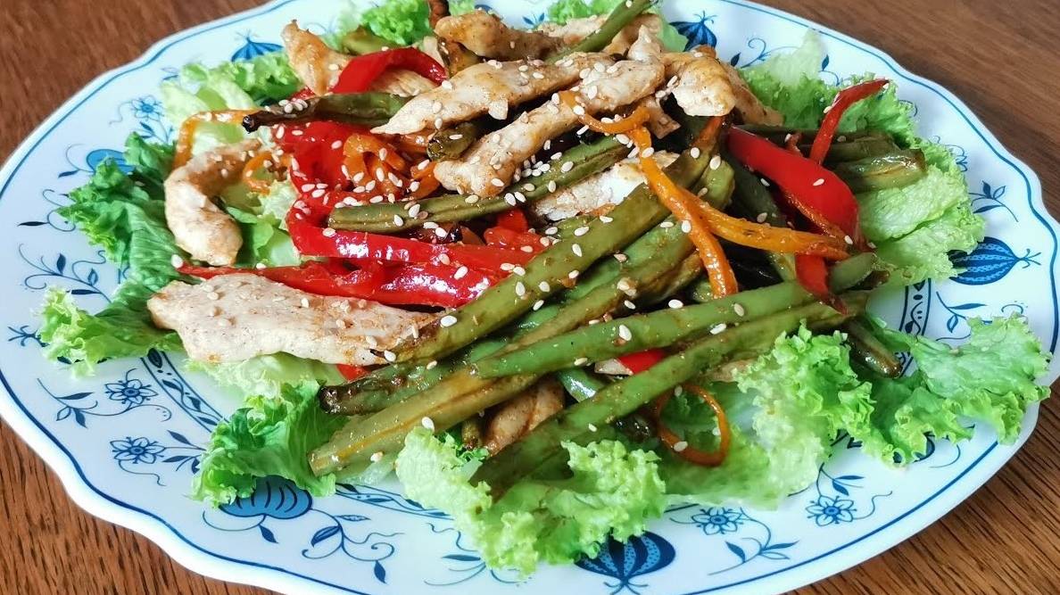 Летний салат из запечённых овощей с курицей — быстро и полезно!