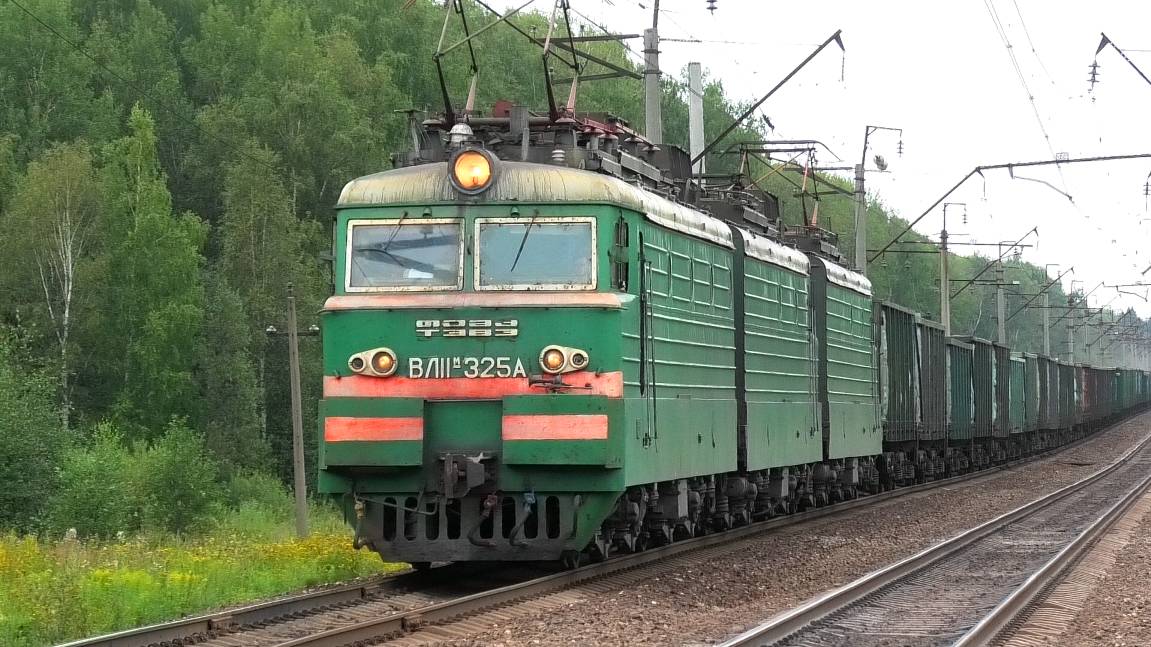 ВЛ11М-325/319 Б с грузовым поездом и приветливой бригадой следует через о.п. 306 км