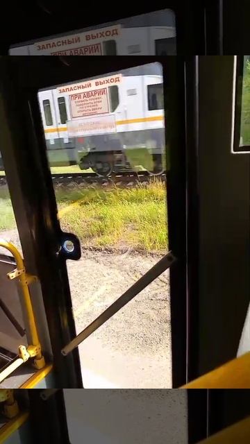 Электричка на переезде в Хлюпино