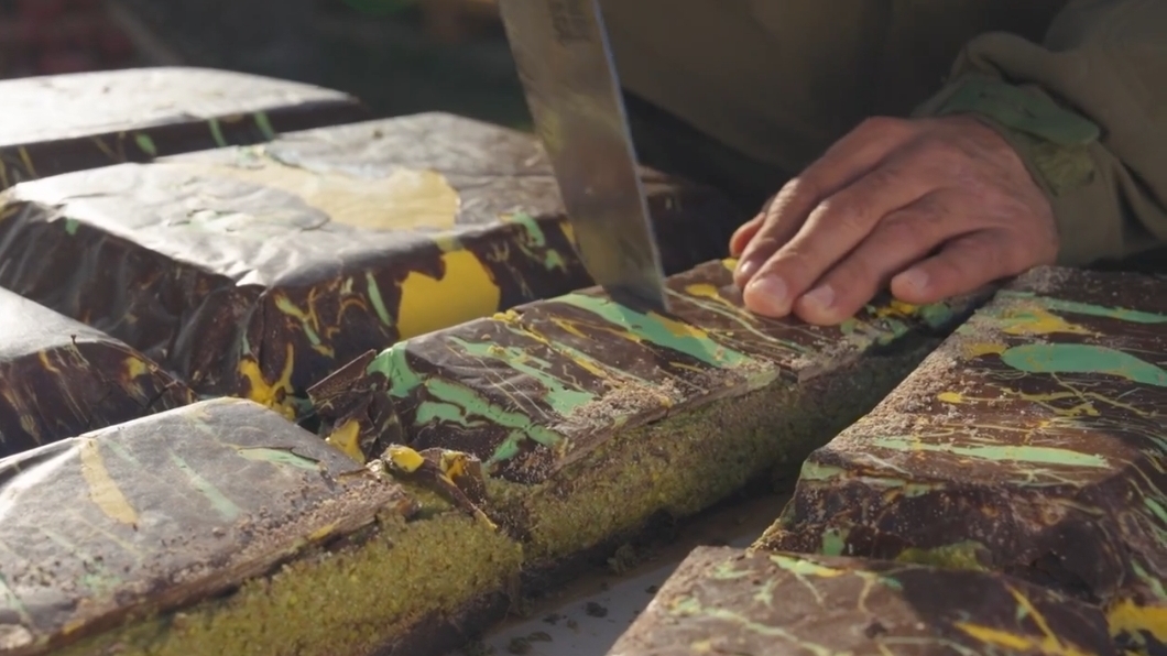 Приготовление гигантской плитки Дубайского шоколада.