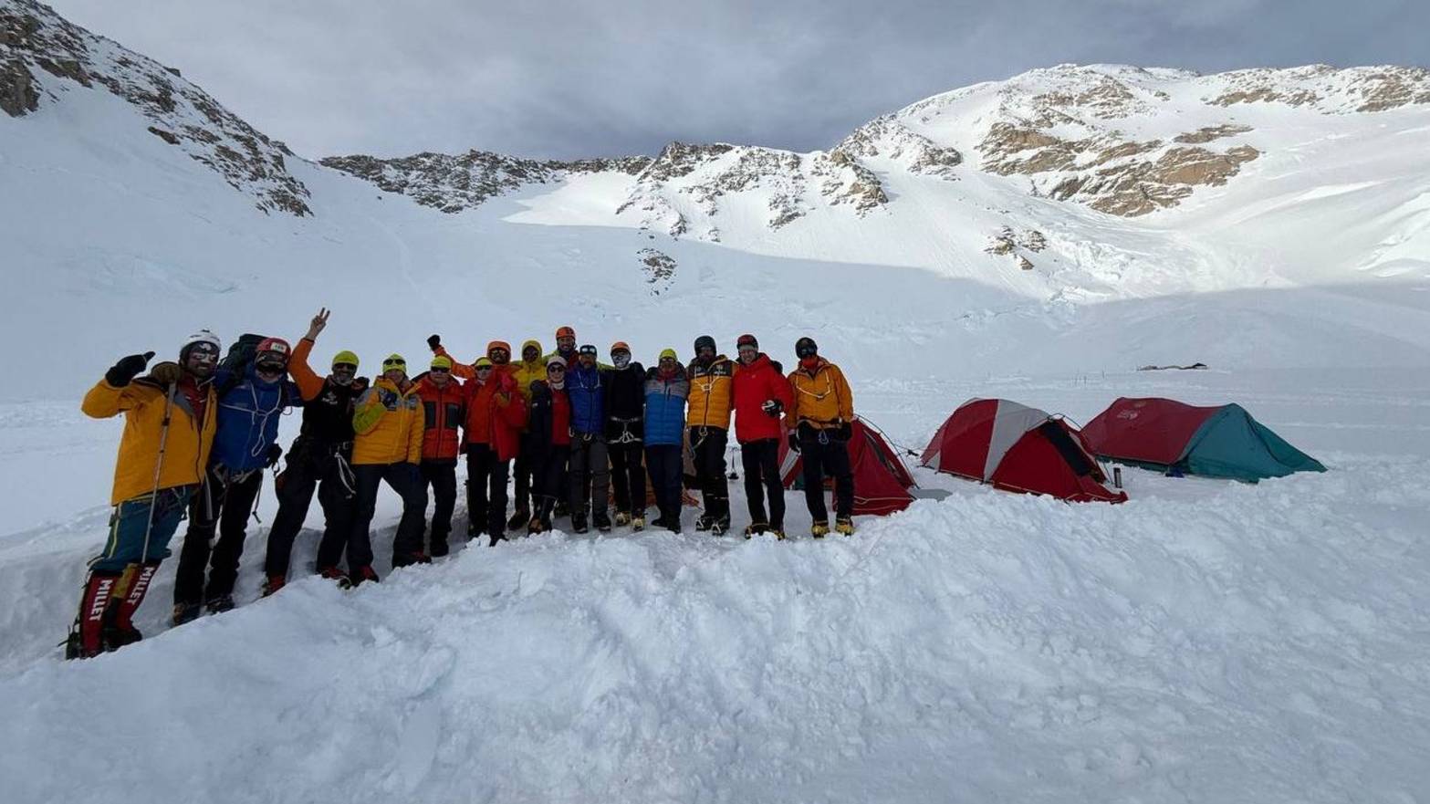 Две группы Клуба 7 Вершин спускаются со склонов горы Денали. Без Вершина из-за лавинной опасности