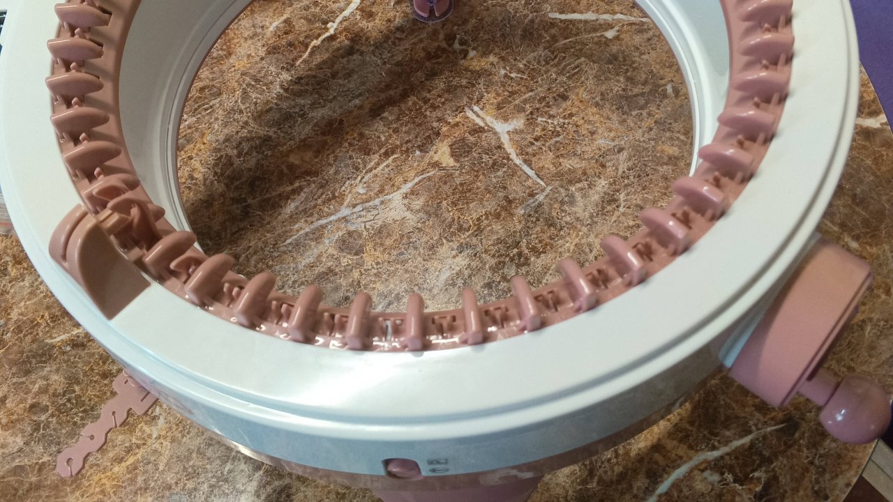 Друзья купила себе новую помощницу по вязанию, машинку Centro.