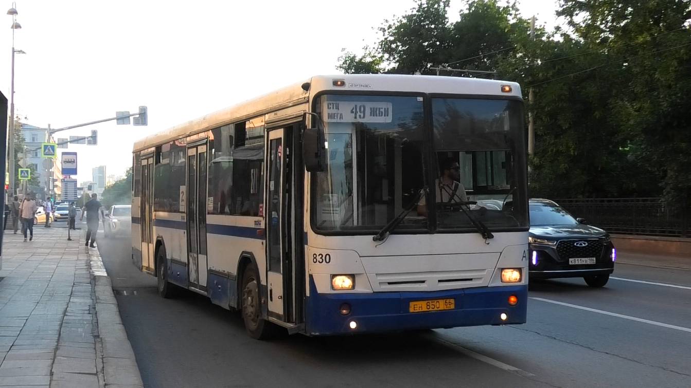 Автобус НефАЗ-5299-20-32 борт. №830 маршрут 49 на остановке "Оперный театр"