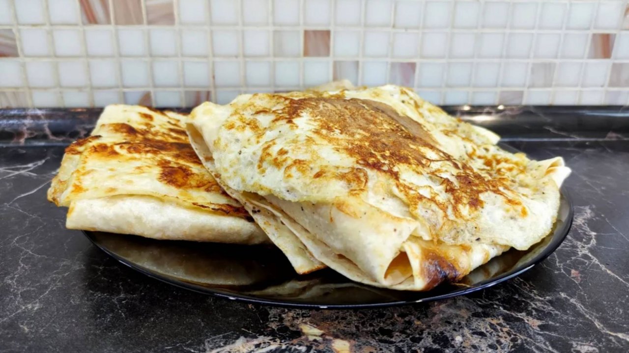 Лаваш с начинкой. Конверты из лаваша с помидорами и сыром. Рецепт завтрака.