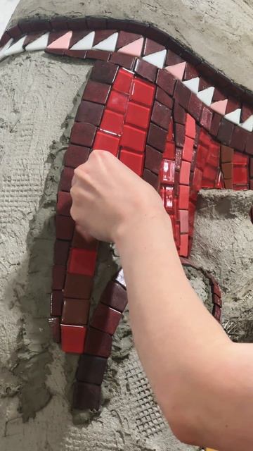 Процесс сборки мозаики на объемных скульптурах. Завершающие этапы.