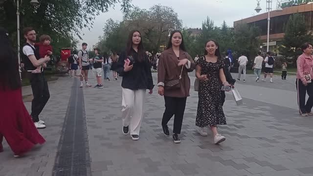 Алма-Ата. Местный "Арбат": люди, музыка, атмосфера