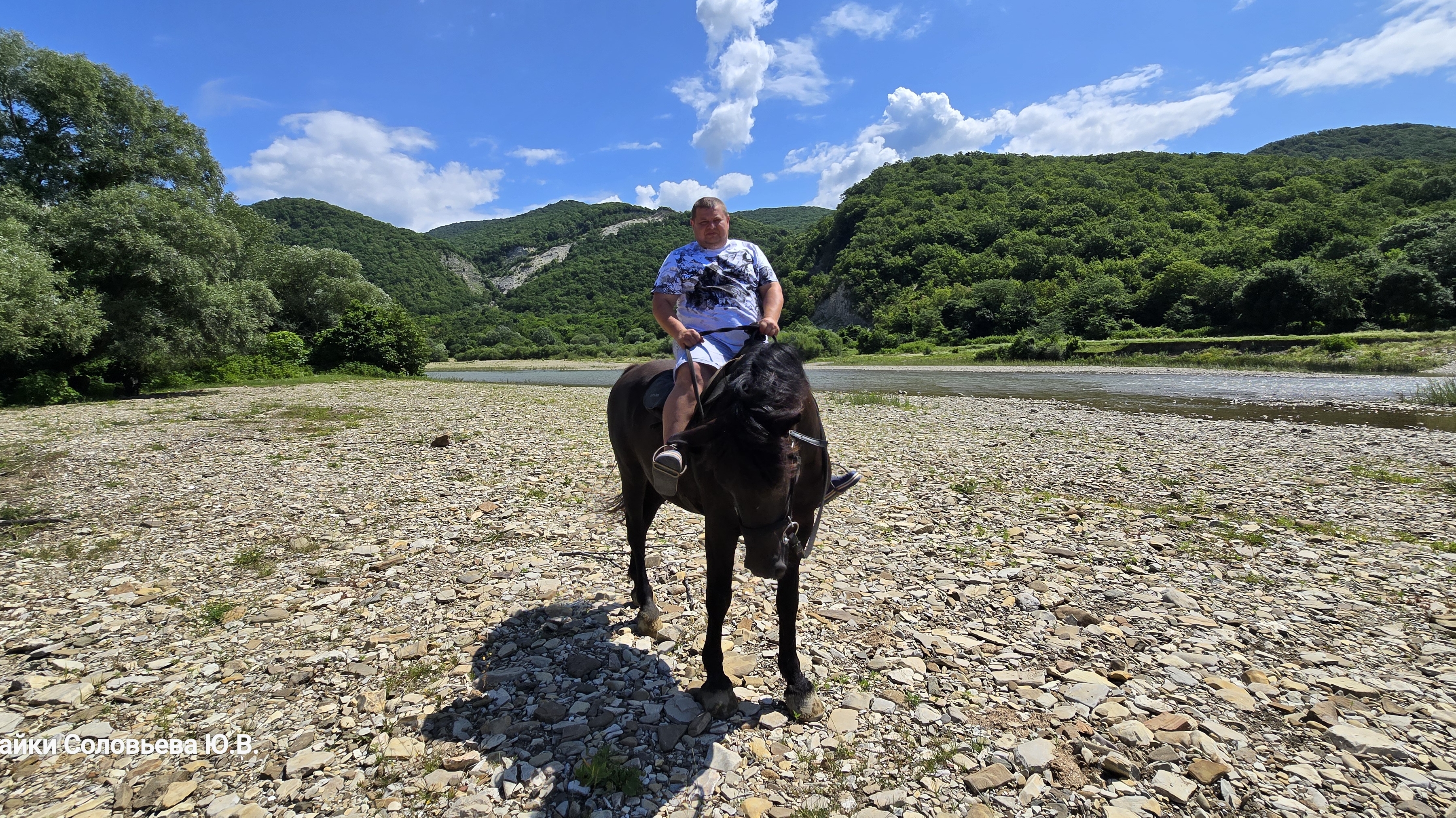 На конях в горах