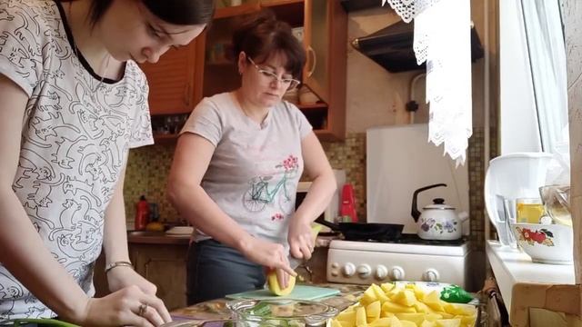 Где и на кого учится средняя дочь в Омске//Семейный влог