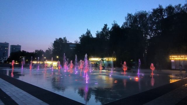 Водно-цветомузыкальная феерия 2 поющие и танцующие фонтаны на центральной площади города Ижевска.