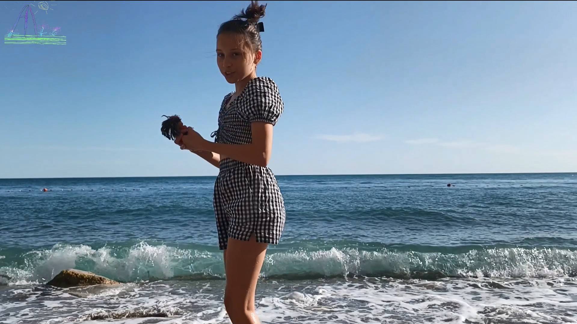 Лилия купает куклу в море.  01.07.25 #АндрейЛиля #andreililiya #гаспра #андрейкрымский #2025 #юбк