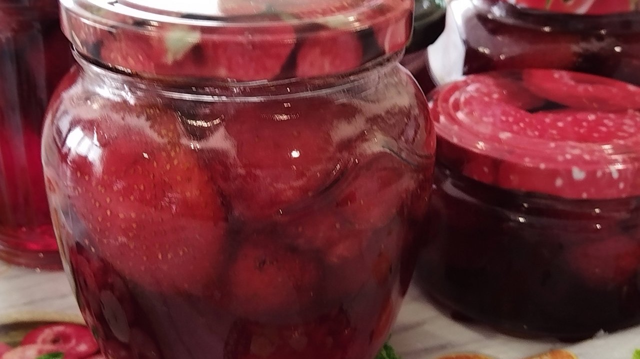 Как варить варенье из клубники с целыми ягодами на зиму