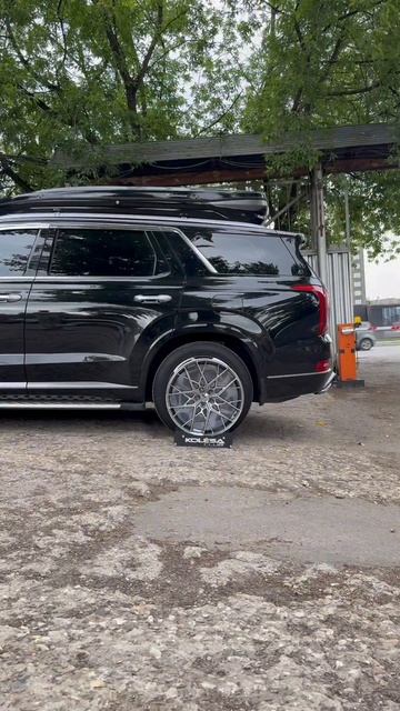 Hyundai Palisade на примерке дисков в 20-ом диаметре