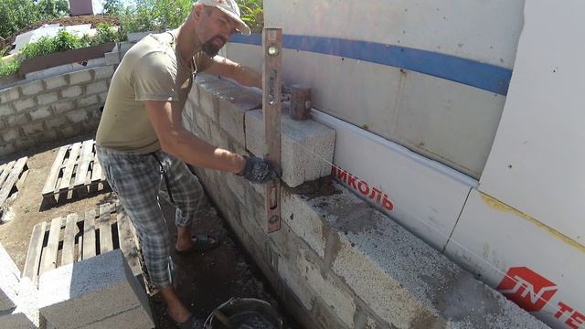 Стены теплицы дошли до дома