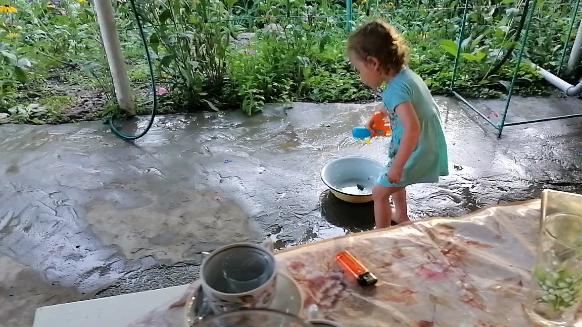Мы у сватов в станице под Краснодаром. Внуки развлекаются водой. Жара. Крутой отдых. 2й день гостим