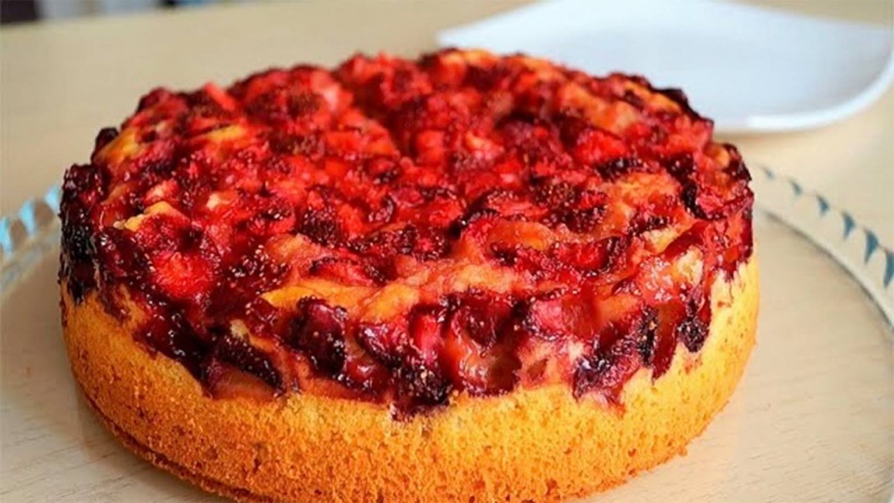 Быстрый пирог с клубникой. Нереально вкусно. Мягкий, пышный за 10 минут