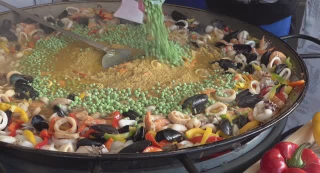 Италия🇮🇹Уличная еда. Большие булочки с сосисками, морепродукты, лепешки с начинкой и прочее