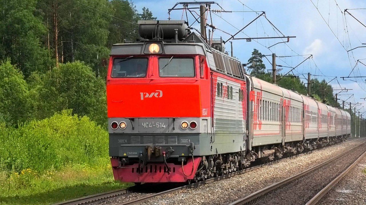 ЧС4Т-514 с опаздывающим фирменным поездом "Демидовский экспресс" Екатеринбург — Санкт-Петербург