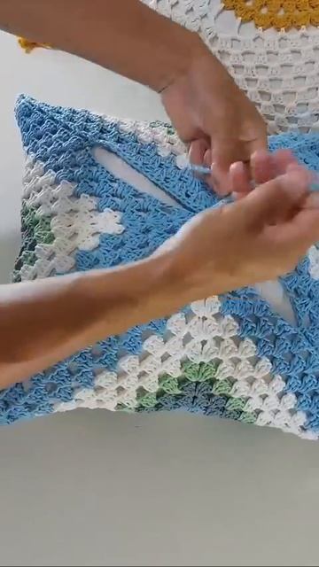 Классная идея 💡 Чехол из бабушкиного квадрата на подушку.