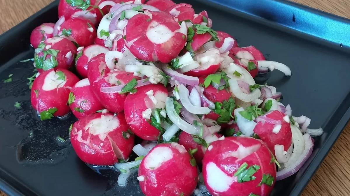 Маринованная битая редиска — рецепт быстрой закуски к мясу!