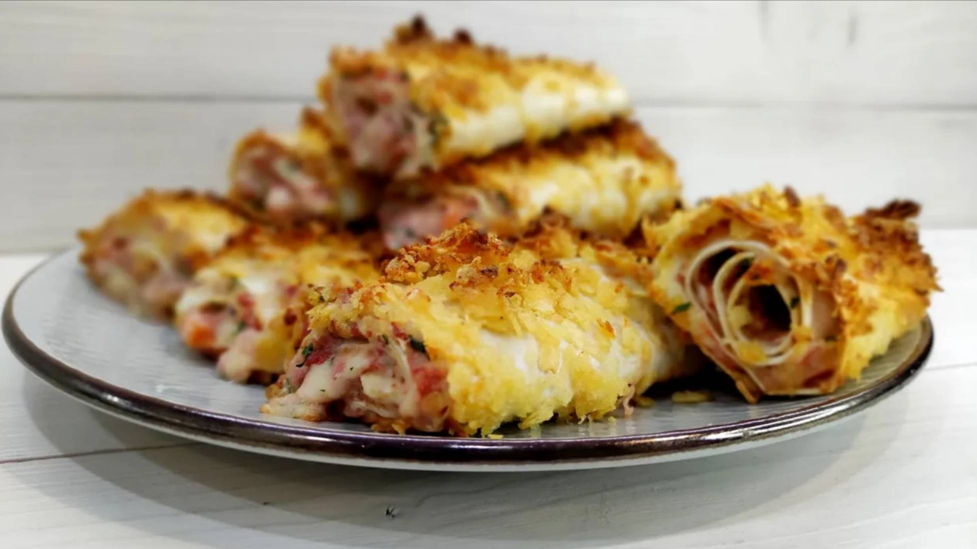 Рулетики из лаваша в панировке. Лаваш с начинкой. Рецепт перекуса или на завтрак.