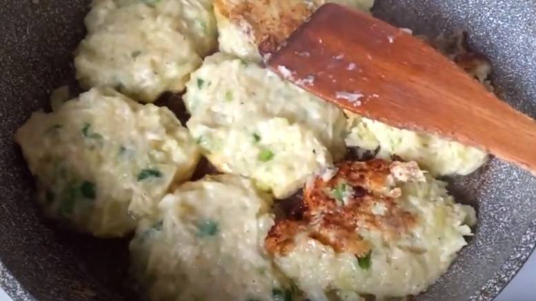 Кабачки. Оладьи из кабачков. Рецепт. Как приготовить кабачки. Жарить. Вкусно. Кабачковые драники