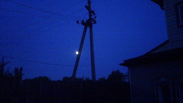 Вчера поздним вечером я обнаружил на небе Луну, которая стала медленно заходить за столб