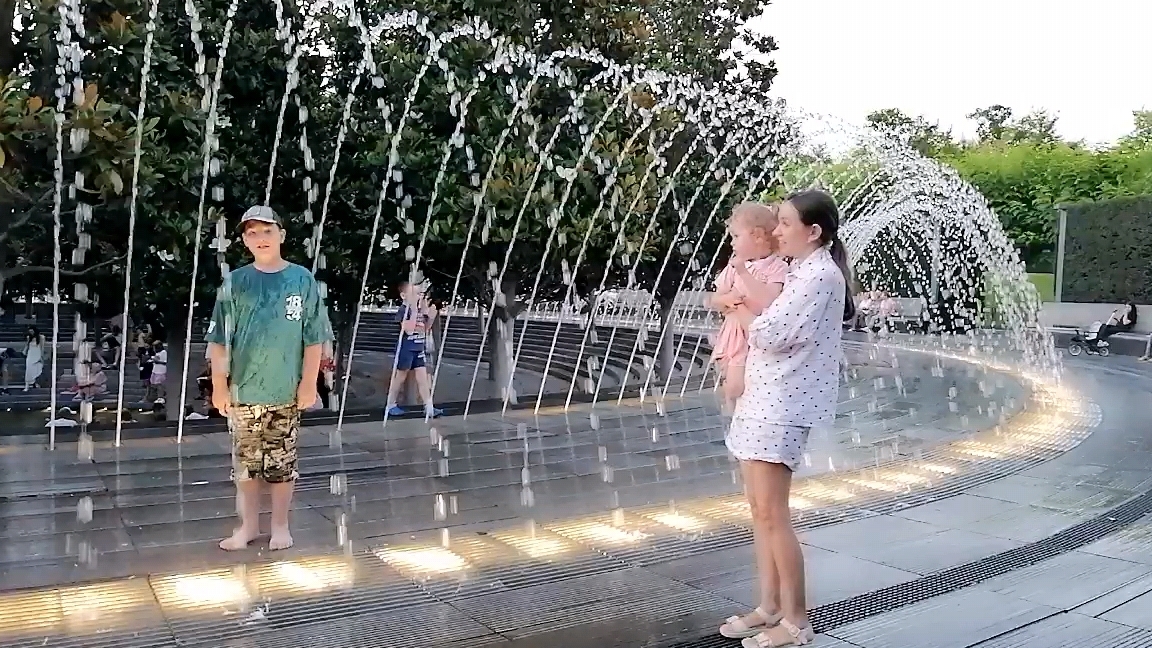 Фонтаны в парке Галицкого. Краснодар. И искупались и  полюбовались.