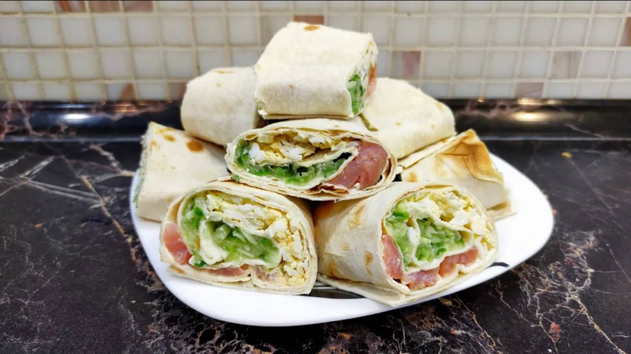 Рецепт закуски. Лаваш с начинкой. Рулеты из лаваша. Роллы с с красной рыбой.