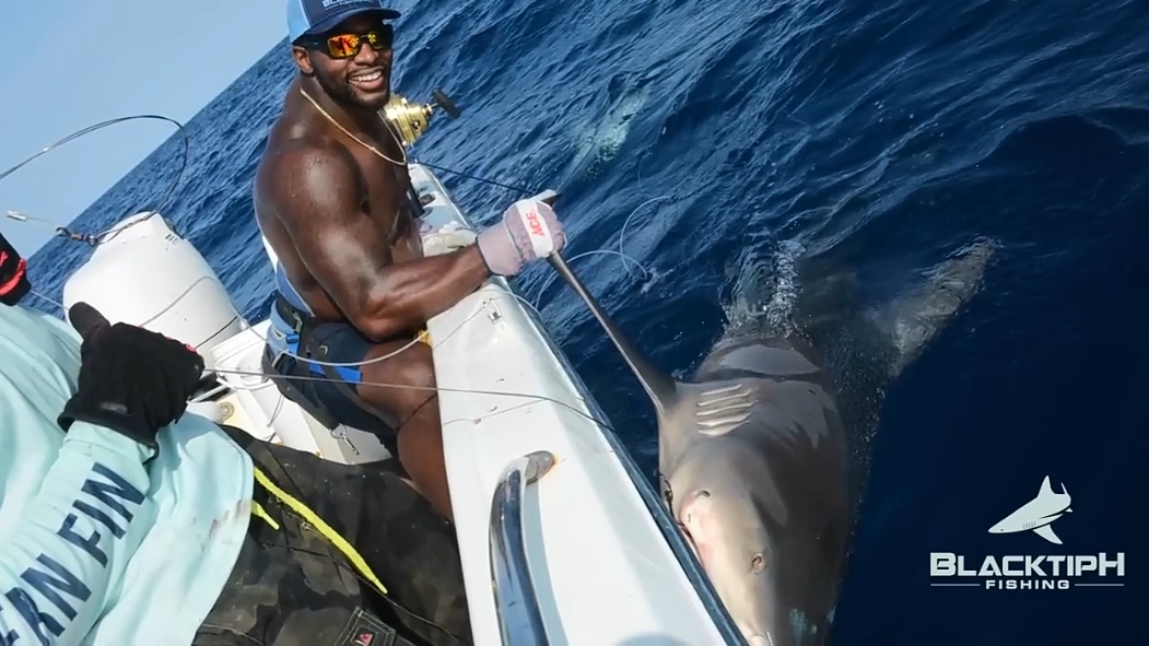 Кто сильнее ? Полузащитник NFL или монстр окунь.