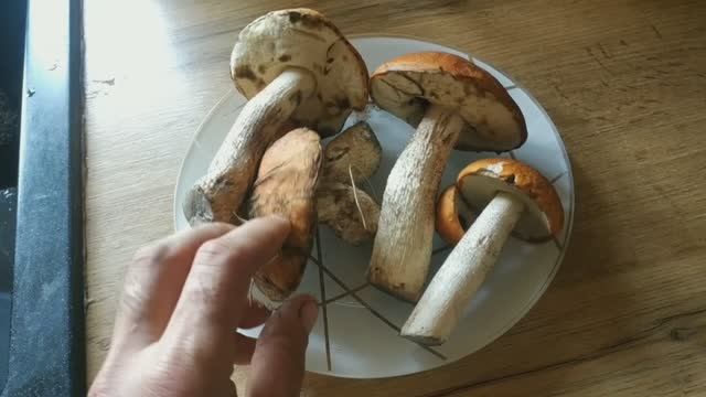 Жареная молодая картошечка с грибами, готовим сами