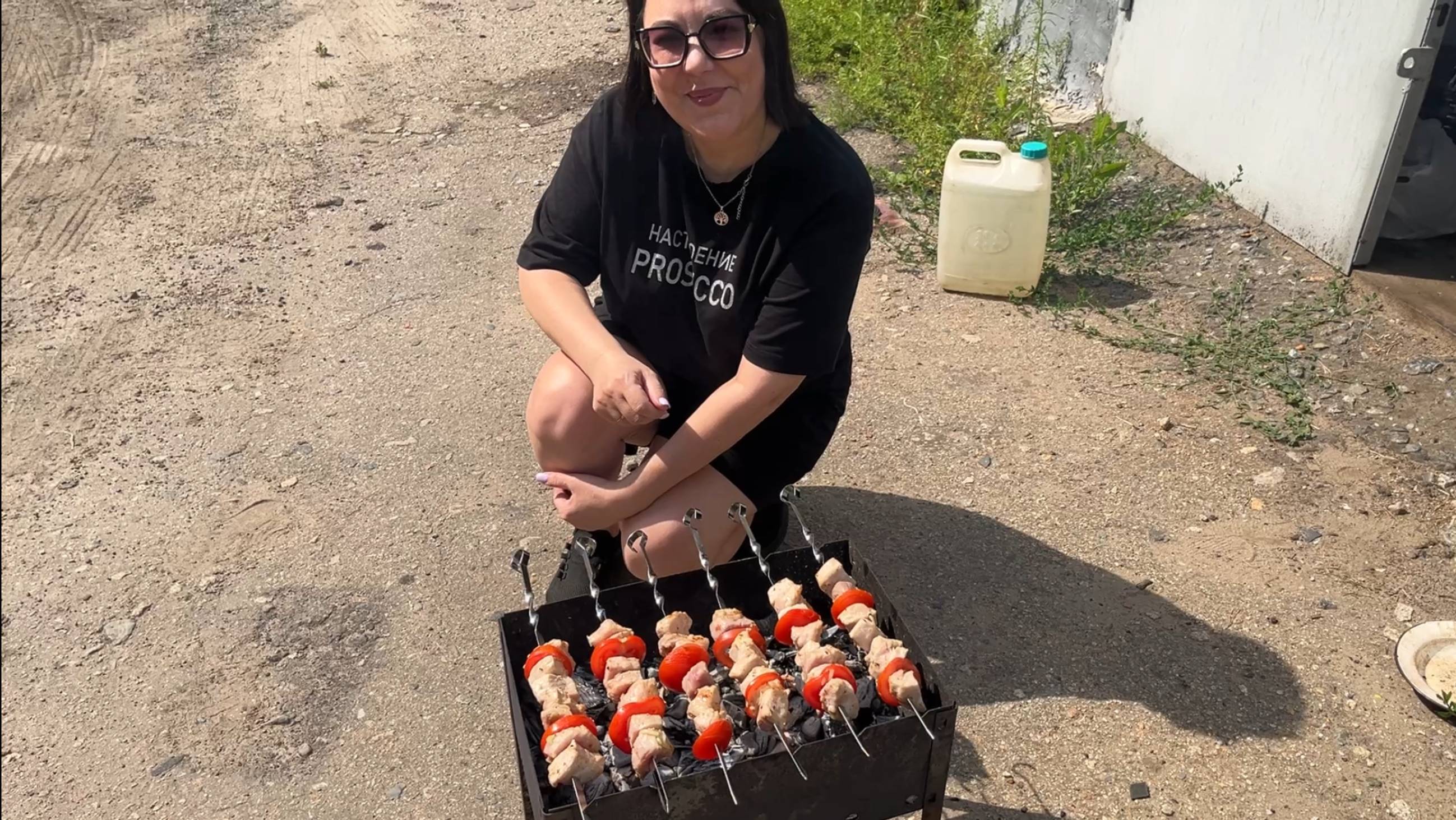 🏡ВЛОГОВ С ДАЧЕЙ НЕ БУДЕТ🙈😂Жарим шашлык в гараже🍢🙃ЧУТЬ НЕ ЗАБЛУДИЛИСЬ/👗брендовое платье🤩