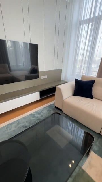 Интерьер мечты: зона отдыха с огромным ТВ и дизайнерской стеной | ЖК West Garden