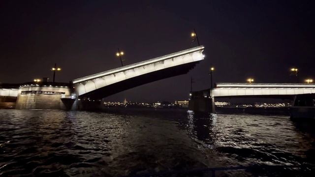 Развод Литейного моста в Санкт-Петербурге. Ночная прогулка на теплоходе. Drawing of bridges. Russia