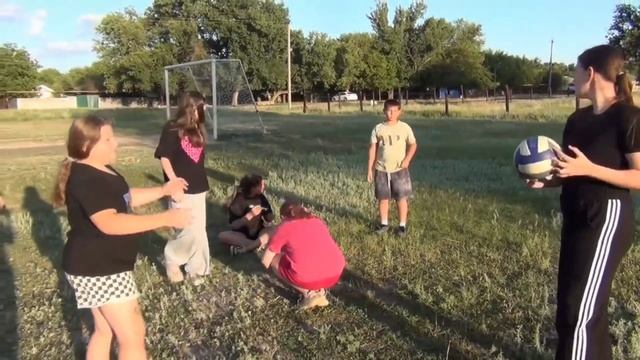 Девочки счастливы проводить время в селе. Счастливое беззаботное детство.