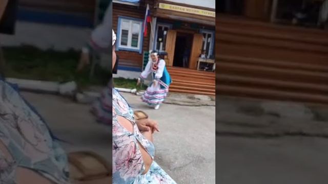 Аяҙ булһын күгебеҙ, 
Тыныс булһын илебеҙ!