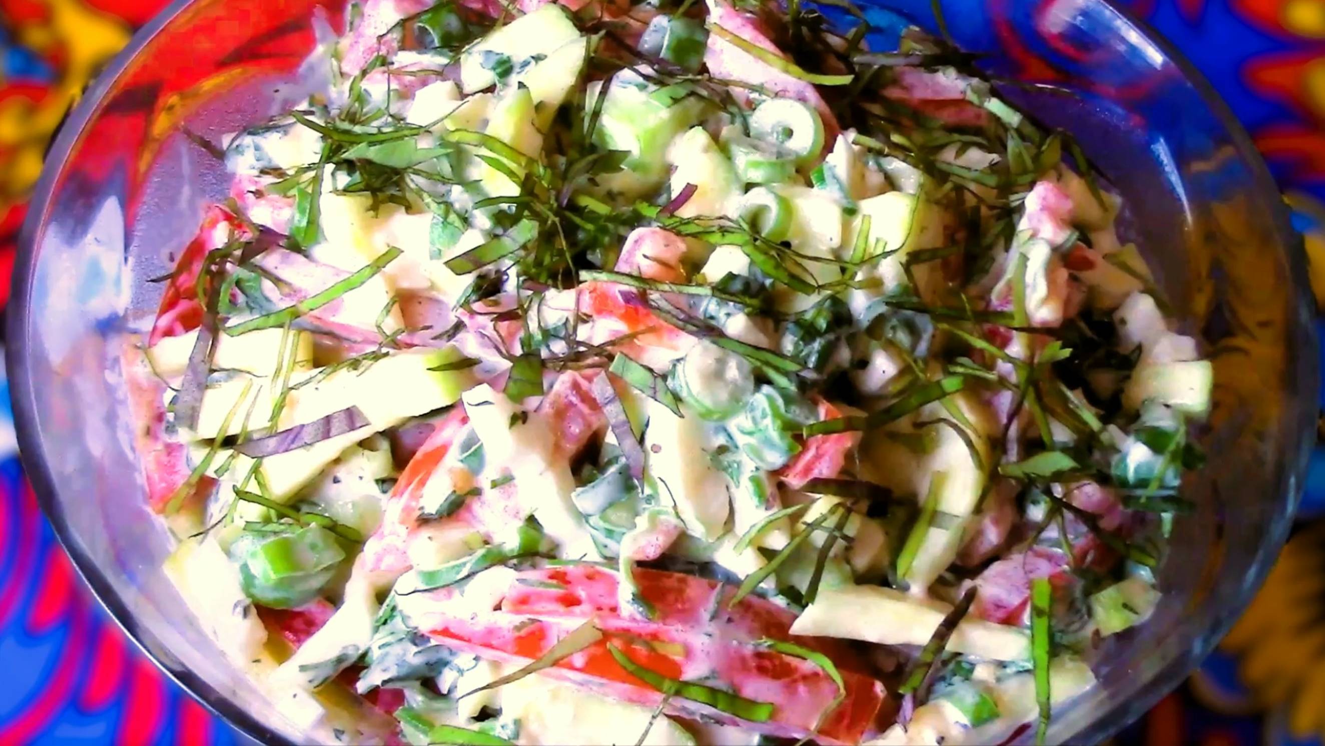 Салат из свежих кабачков с помидорами.