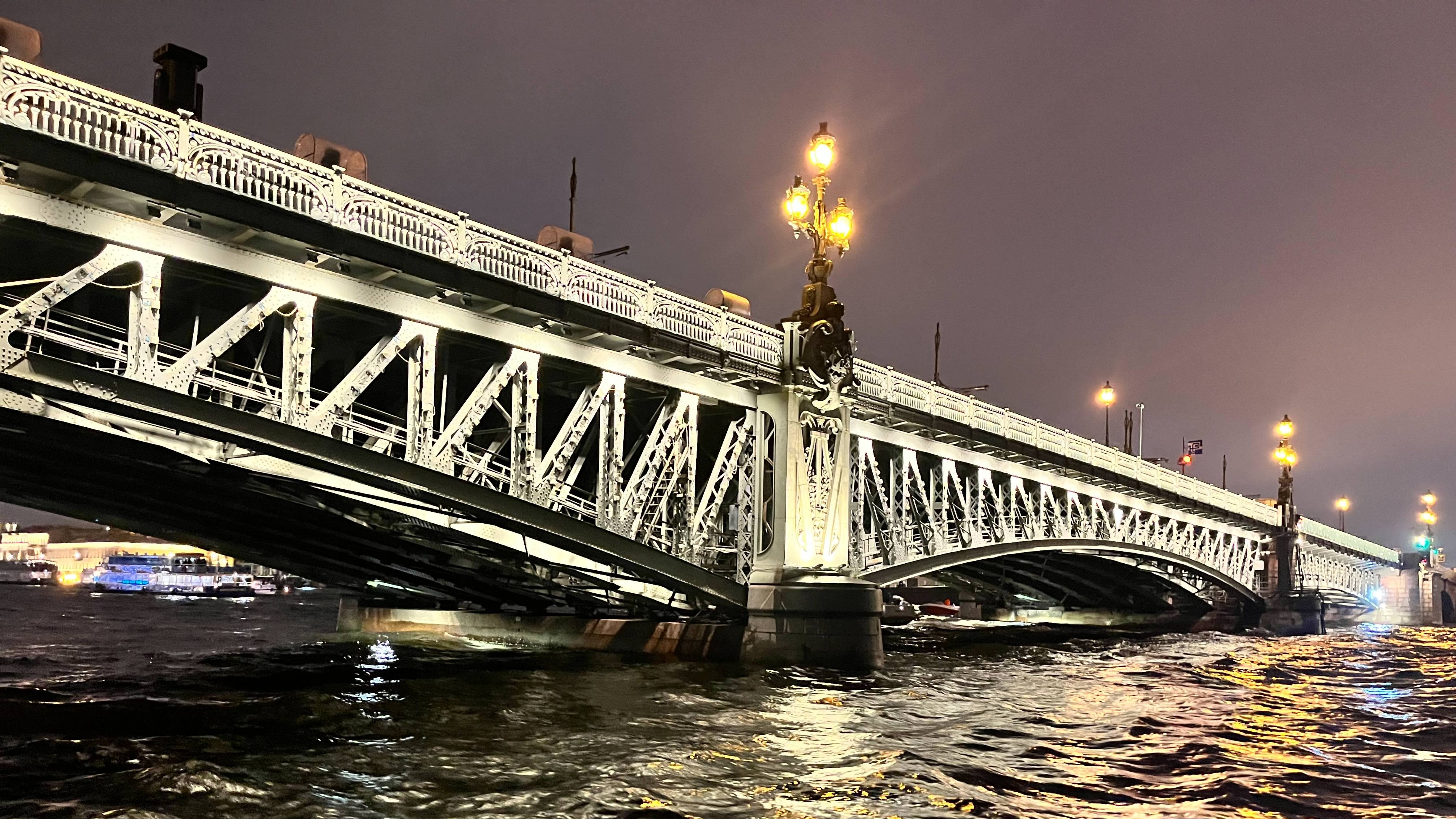 Развод Троицкого моста в Санкт-Петербурге. Прогулка на теплоходе в белую ночь, но пасмурную 圣彼得堡桥梁开通