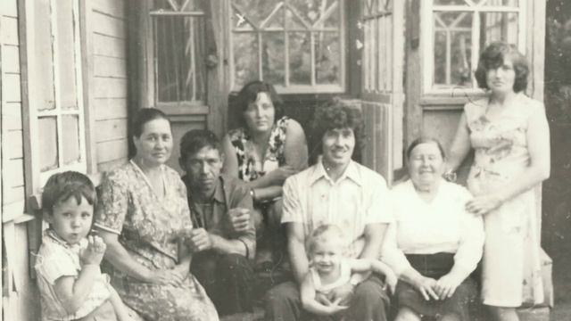 Песню "За окном черемуха колышется" поет моя бабушка, Евдокия Тимофеевна Носкова (Дементьева).