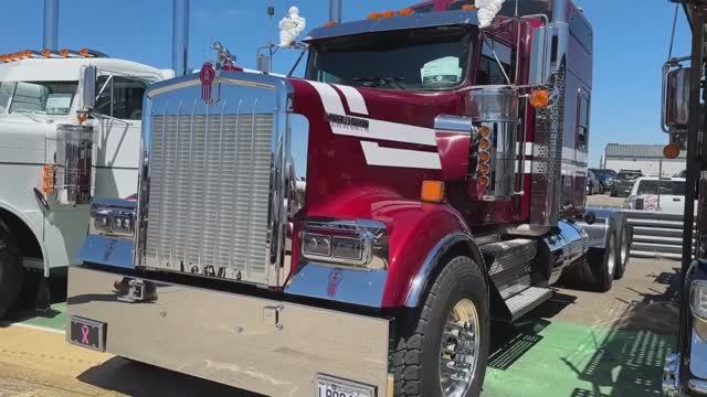 Kenworth W900L 2024