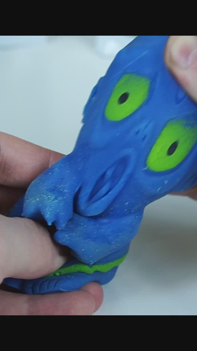 Зомби просит есть. Тянучки - антистрессы.