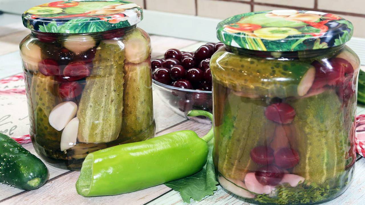 Ароматные и хрустящие маринованные огурцы с вишней