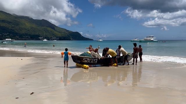 Местные жители - сейшельцы, вытаскивают лодку на берег, используя законы физики и силу прилива))