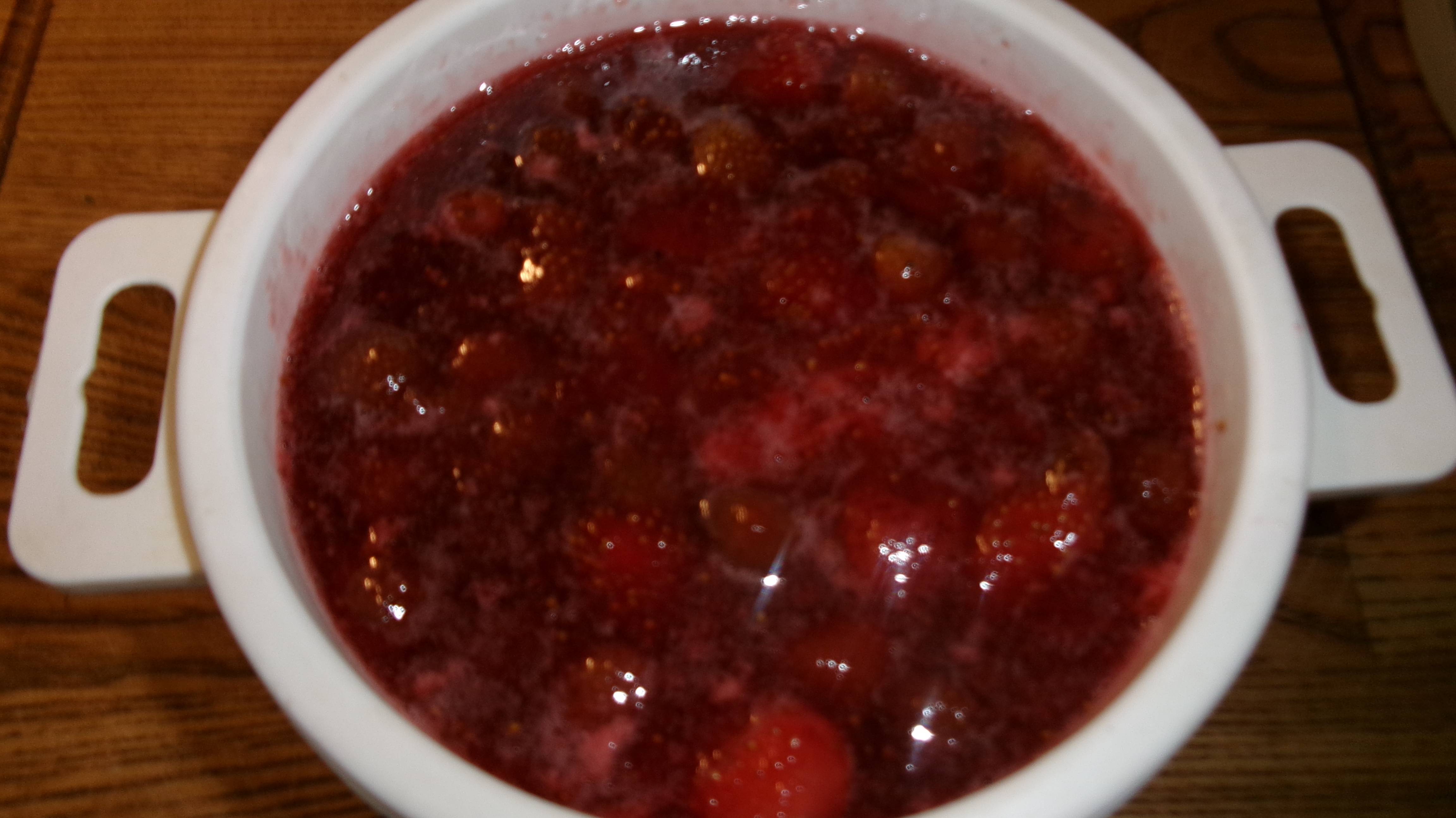 Вот, где кладезь витамин.    Варю варенье из клубники..