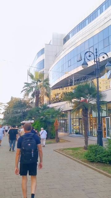Буйство сочинских красок. Навагинская улица - пешеходный Арбат Сочи